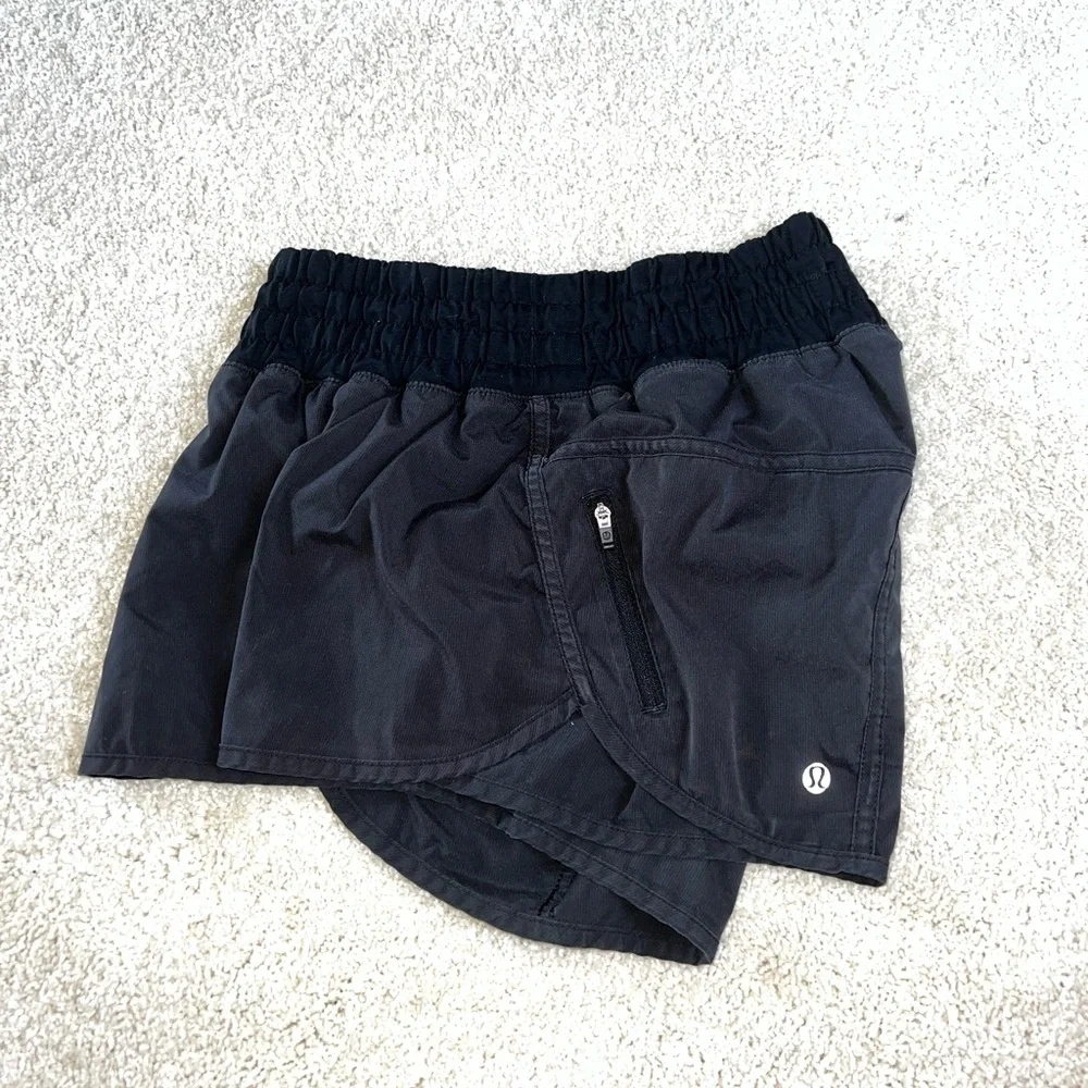 LULULEMON Tracker Shorts - Picture 3 of 5